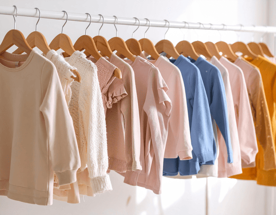 Duurzame merkkleding hangend aan een kledinrek